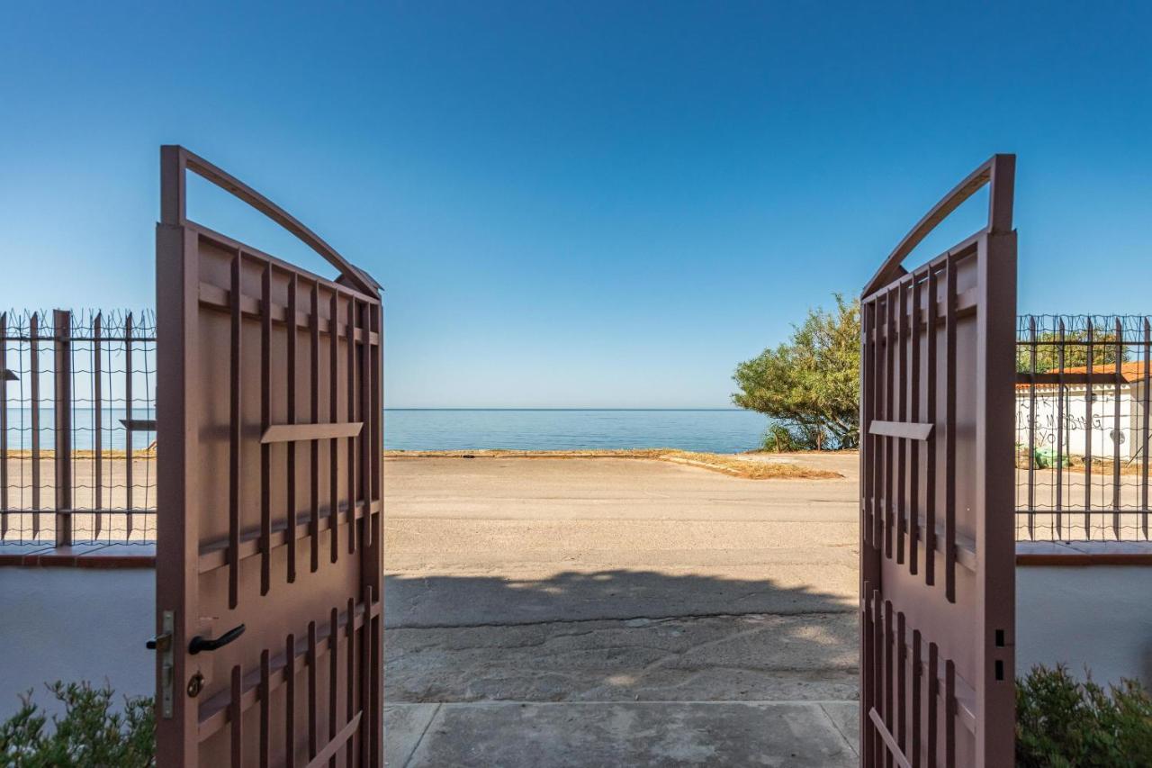 La Casa Davanti Al Mare 夸尔图-圣埃莱娜 外观 照片